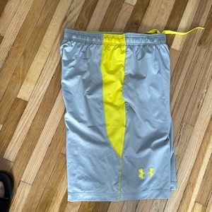 Mens small under Armour loose fit shorts light grey and yellow